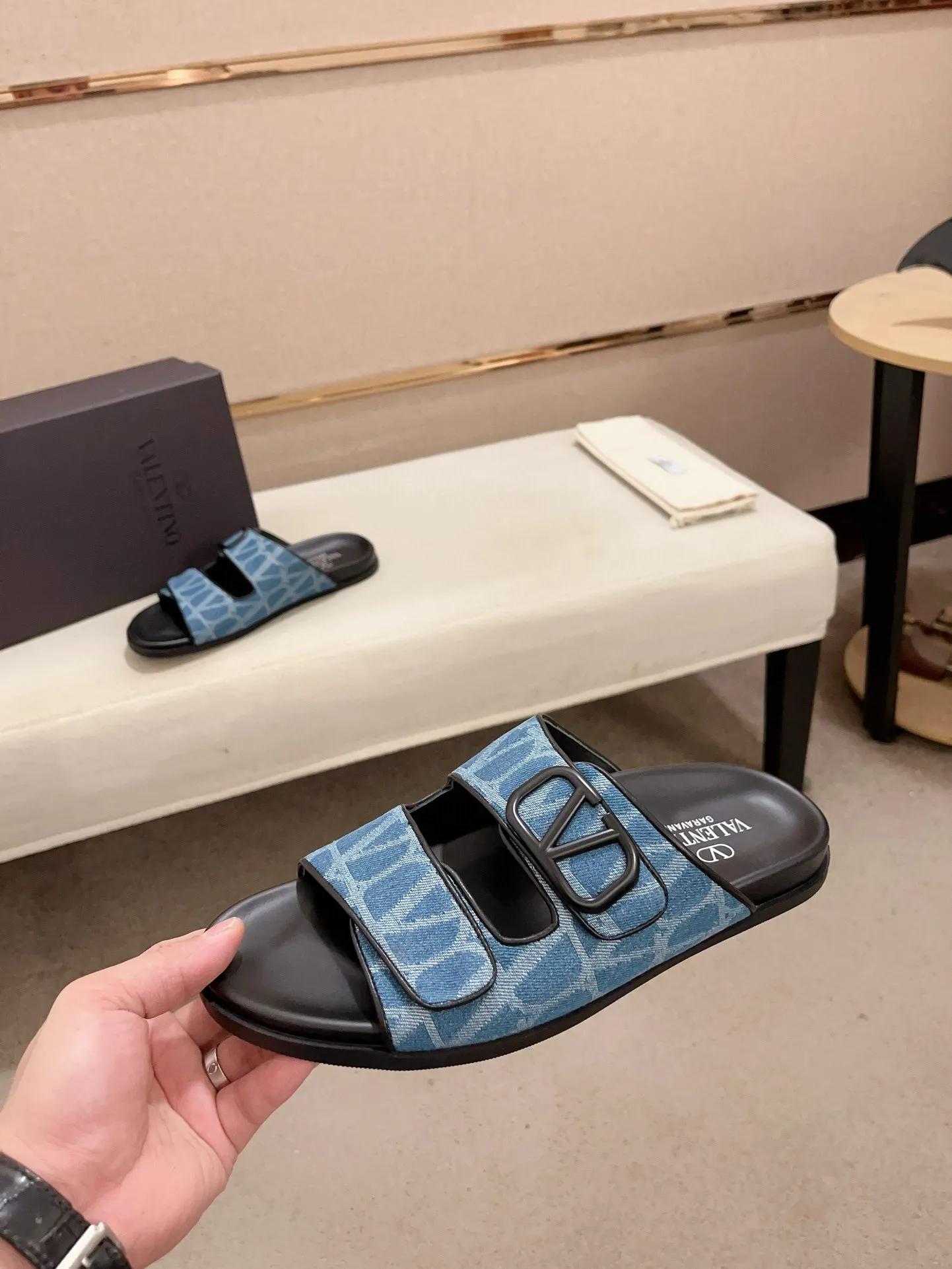Men's shoes💰: 440💰[Valentino] New men's boutique slippers, counter quality, classic plaid, the actual workmanship is quite complex🔰The uppers are made of imported fabrics➕🐑Sheepskin lining, which tests the craftsman's craftsmanship➕original PU outsole. Size: 38-44 (45 can be customized, non-refundable)